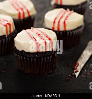 Thème de l'Halloween Spooky cupcakes avec du faux sang Banque D'Images