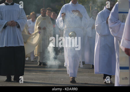 Cortège des pèlerins et le clergé à lourdes, france Banque D'Images