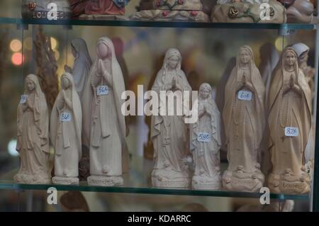 Statues de la Vierge Marie en vente à lourdes, france Banque D'Images