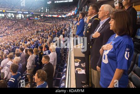 Le vice-président américain Mike pence, sa femme Karen pence, et le général Courtney p. carr support pour le chant de l'hymne national au stade lucas oil avant le début de l'Indianapolis Colts match contre les san Francisco 49ers 8 octobre 2017 à Indianapolis, Indiana. pence plus tard a quitté le match après avoir joueurs de la nfl ont protesté en prenant un genou pendant l'hymne national. Banque D'Images