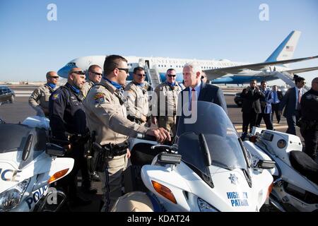 Le vice-président américain Mike Pence salue les forces de l'ordre locales à l'aéroport international Sky Harbor de Phoenix avant d'embarquer pour Air Force Two en route vers Washington le 4 octobre 2017 à Phoenix, Arizona. Banque D'Images