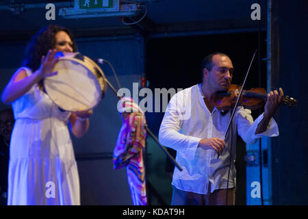 Roma Italie - 21 juillet 2017 - - centre commercial porta di Roma à rome - Goran Bregovic effectue vivent dans centre commercial porta di roma devant ses fans Banque D'Images