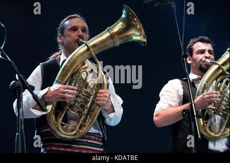 Roma Italie - 21 juillet 2017 - - centre commercial porta di Roma à rome - Goran Bregovic effectue vivent dans centre commercial porta di roma devant ses fans Banque D'Images