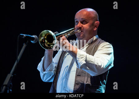 Roma Italie - 21 juillet 2017 - - centre commercial porta di Roma à rome - Goran Bregovic effectue vivent dans centre commercial porta di roma devant ses fans Banque D'Images