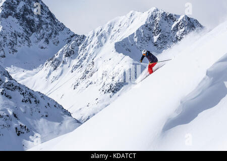 Skieur extrême en pente raide Banque D'Images