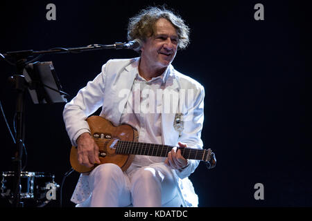 Roma Italie - 21 juillet 2017 - - centre commercial porta di Roma à rome - Goran Bregovic effectue vivent dans centre commercial porta di roma devant ses fans Banque D'Images