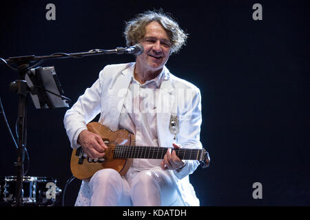 Roma Italie - 21 juillet 2017 - - centre commercial porta di Roma à rome - Goran Bregovic effectue vivent dans centre commercial porta di roma devant ses fans Banque D'Images