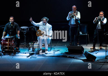 Roma Italie - 21 juillet 2017 - - centre commercial porta di Roma à rome - Goran Bregovic effectue vivent dans centre commercial porta di roma devant ses fans Banque D'Images