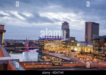 Les quais est une destination touristique prospère sur le front de mer, grand Manchester Metrolink. Le tramway est un moyen simple et rapide d'atteindre mediacityuk . Banque D'Images