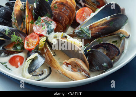 Les moules cuites juste pour manger dans un plat bleu Banque D'Images