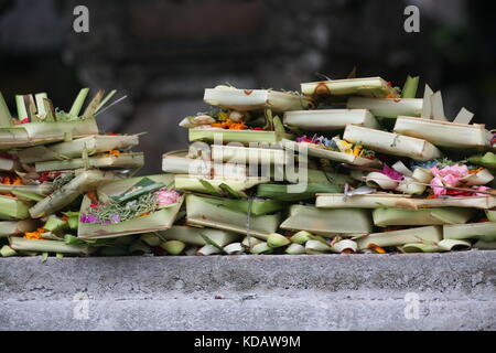 Balinesische Opfergaben - kulturelle Tradition auf Bali - les sacrifices balinais - la tradition culturelle à Bali Banque D'Images