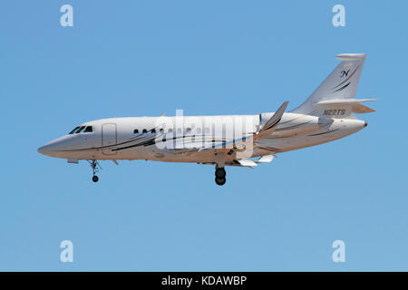 L'aviation d'affaires. Dassault Falcon Jet d'affaires 2000 en approche Banque D'Images