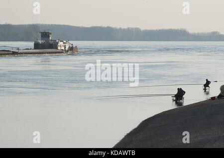 D'un cargo sur le Danube et les pêcheurs dans l'eau Banque D'Images