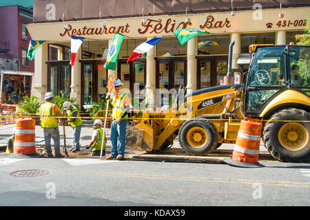 Ouvriers de la construction réparant l'infrastructure devant le bar restaurant Felix à SoHo à New York Banque D'Images