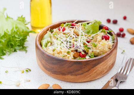 Avec Salade de quinoa, les canneberges et les amandes. Concept alimentaire végétalien Banque D'Images