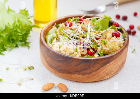 Avec Salade de quinoa, canneberges et amandes. vegan food concept Banque D'Images