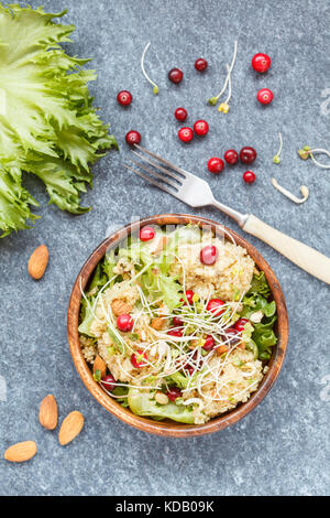 Avec Salade de quinoa, canneberges et amandes. vegan food concept, vue du dessus Banque D'Images