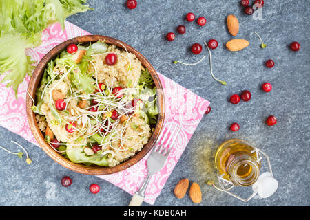 Avec Salade de quinoa, canneberges et amandes. vegan food concept, vue du dessus Banque D'Images