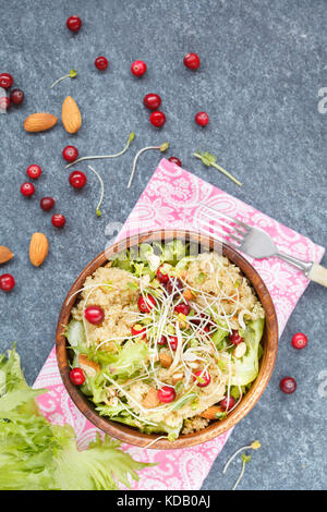 Avec Salade de quinoa, canneberges et amandes. vegan food concept, vue du dessus Banque D'Images