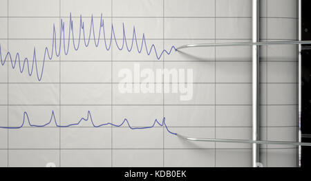 Un gros plan du détecteur de mensonges les aiguilles de la machine lignes bleu dessin sur papier graphique illustrant un interrogatoire - 3D render Banque D'Images