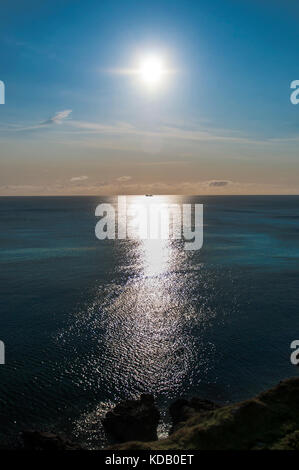 Seul navire dans la réflexion du soleil. Mer d'Irlande, Bray Head. Banque D'Images