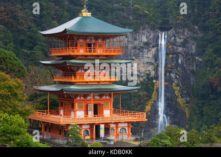 La pagode de trois étages avec l'Nachi tombe (de Nachi-no-taki, 那智の滝) dans l'arrière-plan. La préfecture de Wakayama, Japon. Banque D'Images