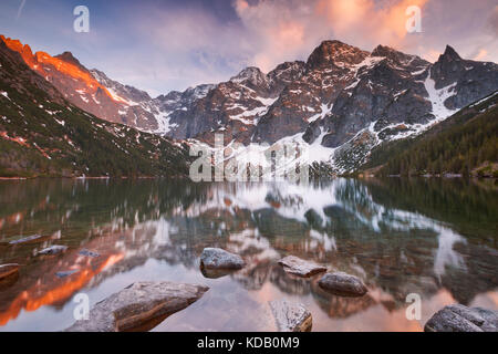 Le Morskie Oko Lac de montagne dans les Tatras en Pologne, photographié au coucher du soleil. Banque D'Images