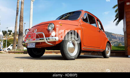 Menton, France - le 9 septembre 2017 : old red fiat 500 l stationnés sur l'esplanade francis palmero dans la ville de menton sur la côte d'azur Banque D'Images