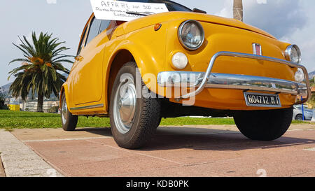 Menton, France - le 9 septembre 2017 : For Sale Sign sur le pare-brise de voiture Fiat 500 jaune Vintage stationnés sur l'Esplanade Francis palmero dans la ville de Banque D'Images