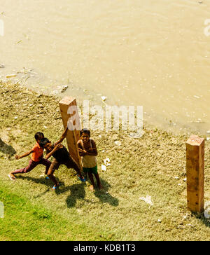 Les enfants de la rue jouant sur les rives de la rivière Yamuna à Agra, Inde Banque D'Images