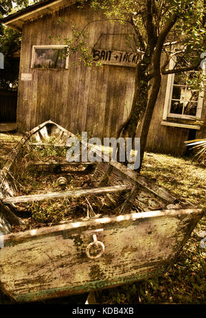 Vieux abandonnés avec cabane à bateau cassé Banque D'Images