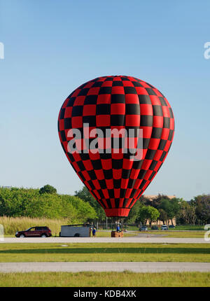 Le liage équipe de poursuite hot air balloon Banque D'Images
