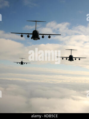 Trois avions de transport militaire en vol vue arrière Banque D'Images