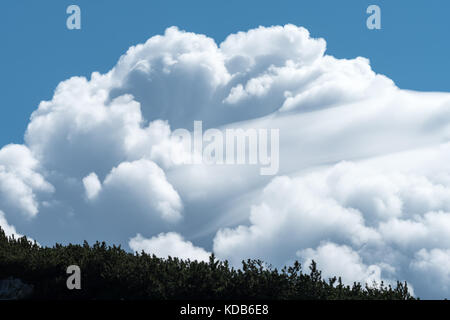 Des nuages blancs sur un jour ensoleillé vent Banque D'Images
