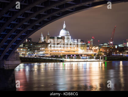 Une vue de st. Paul's Cathedral vus de Blackfriars Bridge à Londres, au Royaume-Uni. Banque D'Images