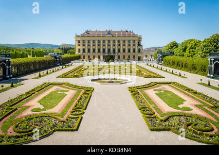 Vue sur le jardin privé du château de Schönbrunn en Autriche, Vienne. Banque D'Images