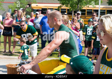 Green Bay, WI - 1 août 2017 : Green bay packer jordy nelson monte un jeune fans vélo après un entrainement de football américain. l'équipe appartenant à la communauté a un long t Banque D'Images