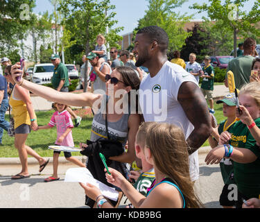 Green Bay, WI - 1er août 2017 : Green Bay Packer DeAngelo Yancey prend selfie avec un fan après l'entraînement de football. L'équipe communautaire a un lon Banque D'Images
