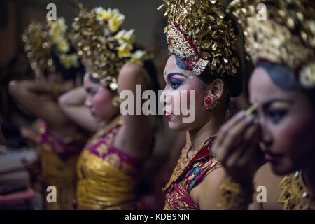 Danseuses de legong balinais traditionnels se préparer avant le spectacle, Ubud, Bali, Indonésie, Banque D'Images