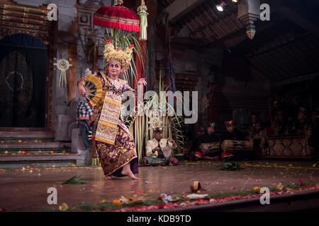 Balinais legong dancer performing dans un théâtre à Ubud, Bali, Indonésie. Banque D'Images