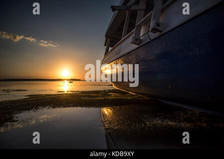 Un bateau en bois amarré pendant l'heure du coucher du soleil à Gili Air, Gili Trawangan, Indonésie. Banque D'Images