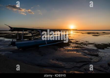 Un bateau en bois amarré pendant l'heure du coucher du soleil à Gili Air, Gili Trawangan, Indonésie. Banque D'Images