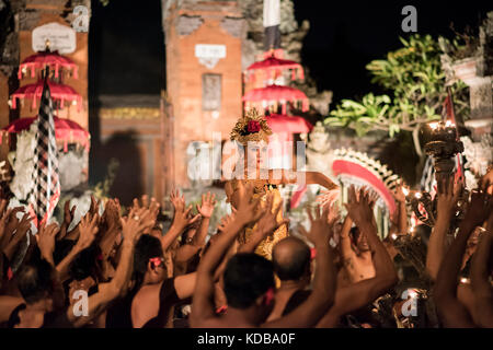 Kecak fire dance performance à Ubud, Bali, Indonésie. Banque D'Images