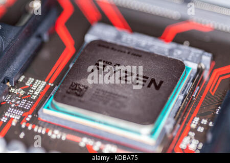 Hannover / Allemagne - 12 octobre 2017 : amd ryzen puce du processeur sur une carte mère Asus premier 350 plus. Banque D'Images