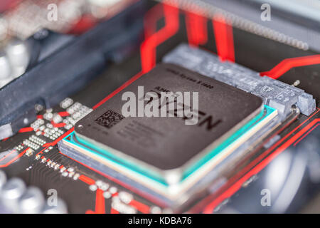 Hannover / Allemagne - 12 octobre 2017 : amd ryzen puce du processeur sur une carte mère Asus premier 350 plus. Banque D'Images