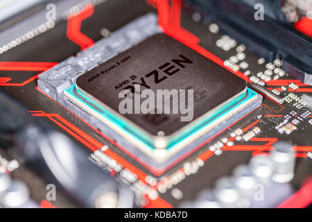 Hannover / Allemagne - 12 octobre 2017 : amd ryzen puce du processeur sur une carte mère Asus premier 350 plus. Banque D'Images