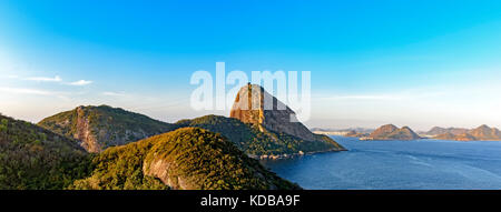 Vue imprenable sur la colline du Pão de Achçucar, la baie de Guanabara, la mer, les collines et les montagnes de Rio de Janeiro avec la ville de Niteroi en arrière-plan Banque D'Images