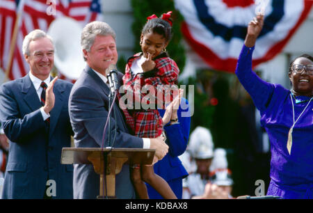 Le président Bill Clinton lève un enfant après avoir parlé lors d'un rassemblement politique à Macon, Géorgie. Derrière Clinton est le sénateur Wyche Fowler ( Banque D'Images