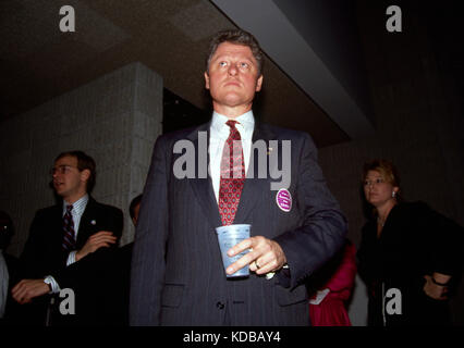 Un jeune à la gouverneur de l'Arkansas, Bill Clinton, attend son tour en coulisses avant un discours à la Géorgie-démocrates en 1992. Banque D'Images