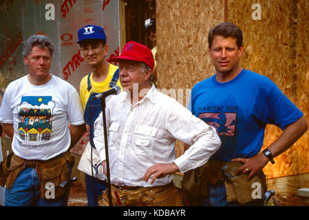 L'ancien Président Jimmy Carter travaille sur l'Habitat pour l'humanité maison à Atlanta, Géorgie. Avec Carter (de gauche à droite) Le président Bill Clinton, de l'habitat Banque D'Images